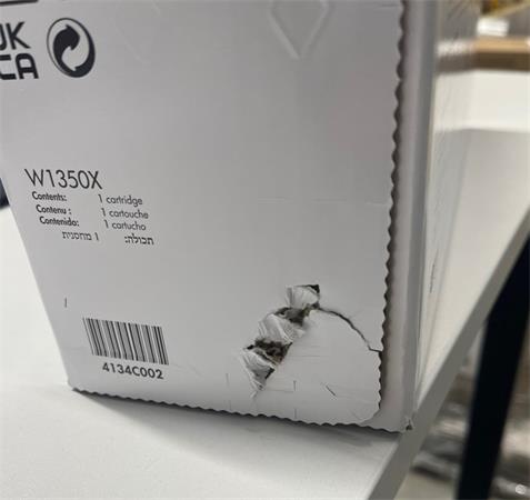 HP toner 135X/Black/2400 stran - pokozený obal